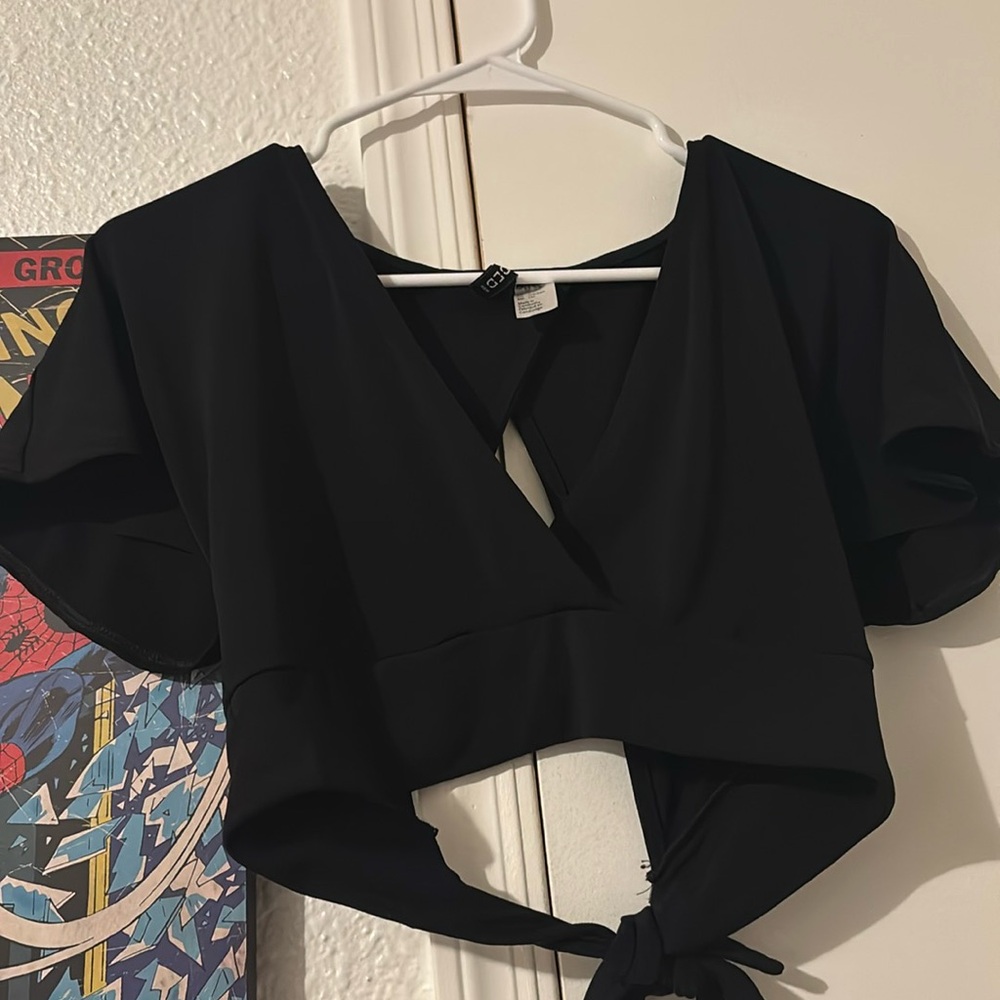 Cropped black shirt